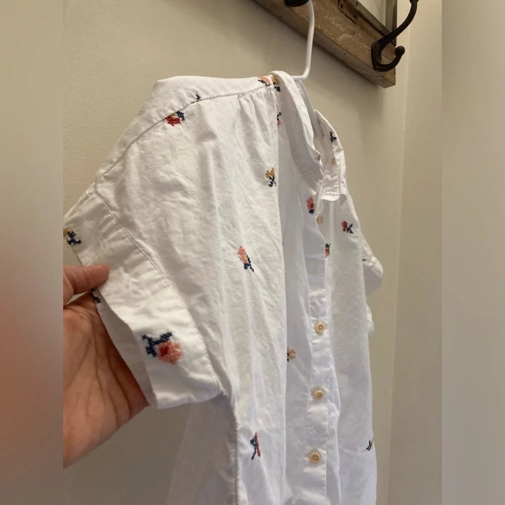 V-Neck Shirt in Cross-Stitch Floral M - Picture 9 of 11